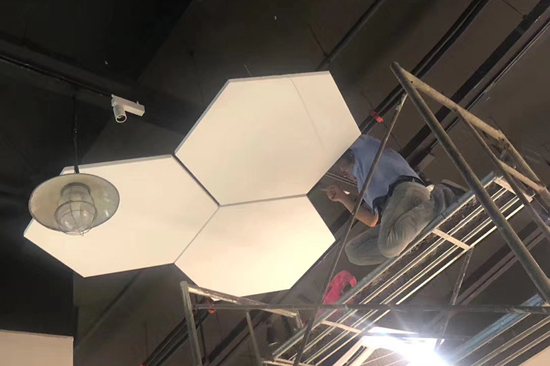 六邊形玻纖吸音板吊頂安裝過(guò)程